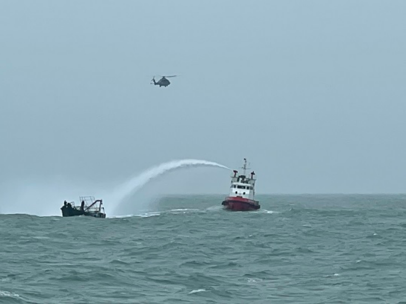 深港联合救援大鹏湾海域一艘失火渔船，8人获救  