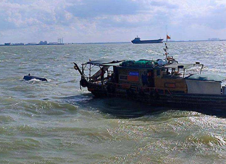 广东珠江口一快艇深夜遇险 10名落水人员全部获救