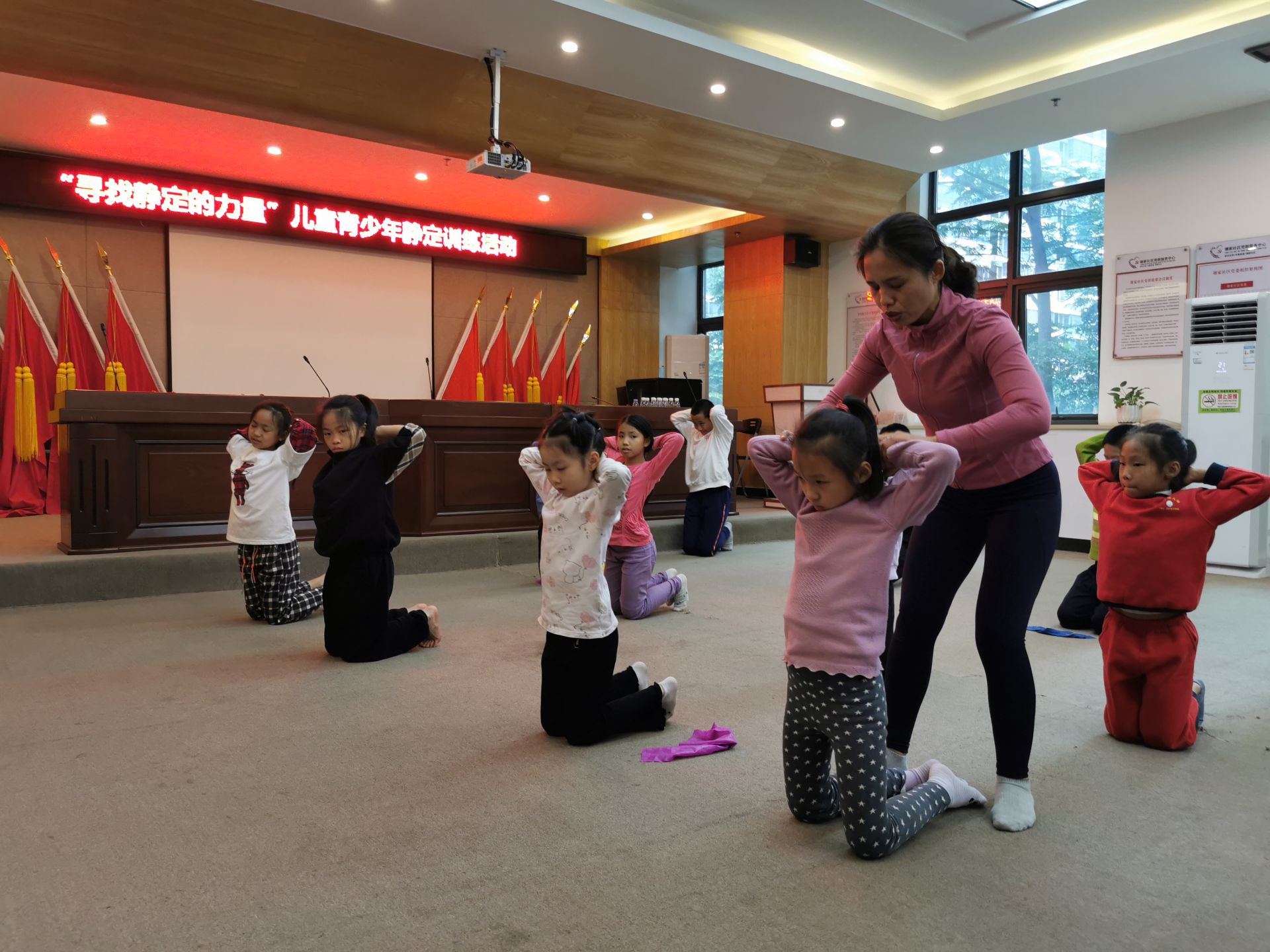 塘家社区举办瑜伽训练 提高儿童青少年专注力