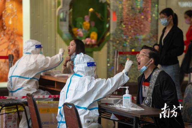 12月14日，在广州越秀防范区内的华乐街道，市民排队接受核酸检测。 南方+ 徐昊 摄