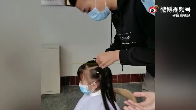 3岁宝宝剪长发捐给患癌孩子做假发