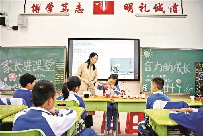 新安中学（集团）外国语学校生涯教育出新招  家长进课堂 合力助成长  