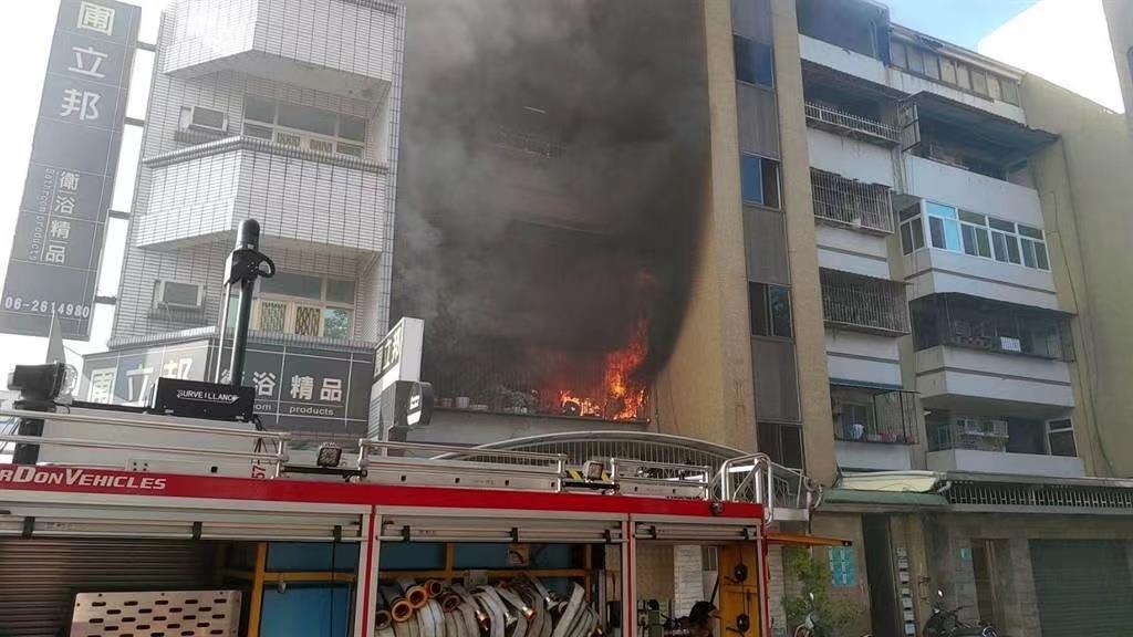 台湾台南一公寓发生火灾，已致5人受伤、另有多人受困