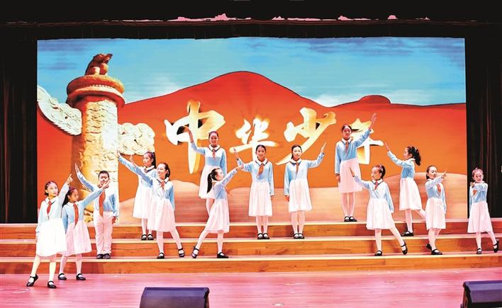 光明小学举办校园文化艺术节活动，推动“双减”政策落地落实  