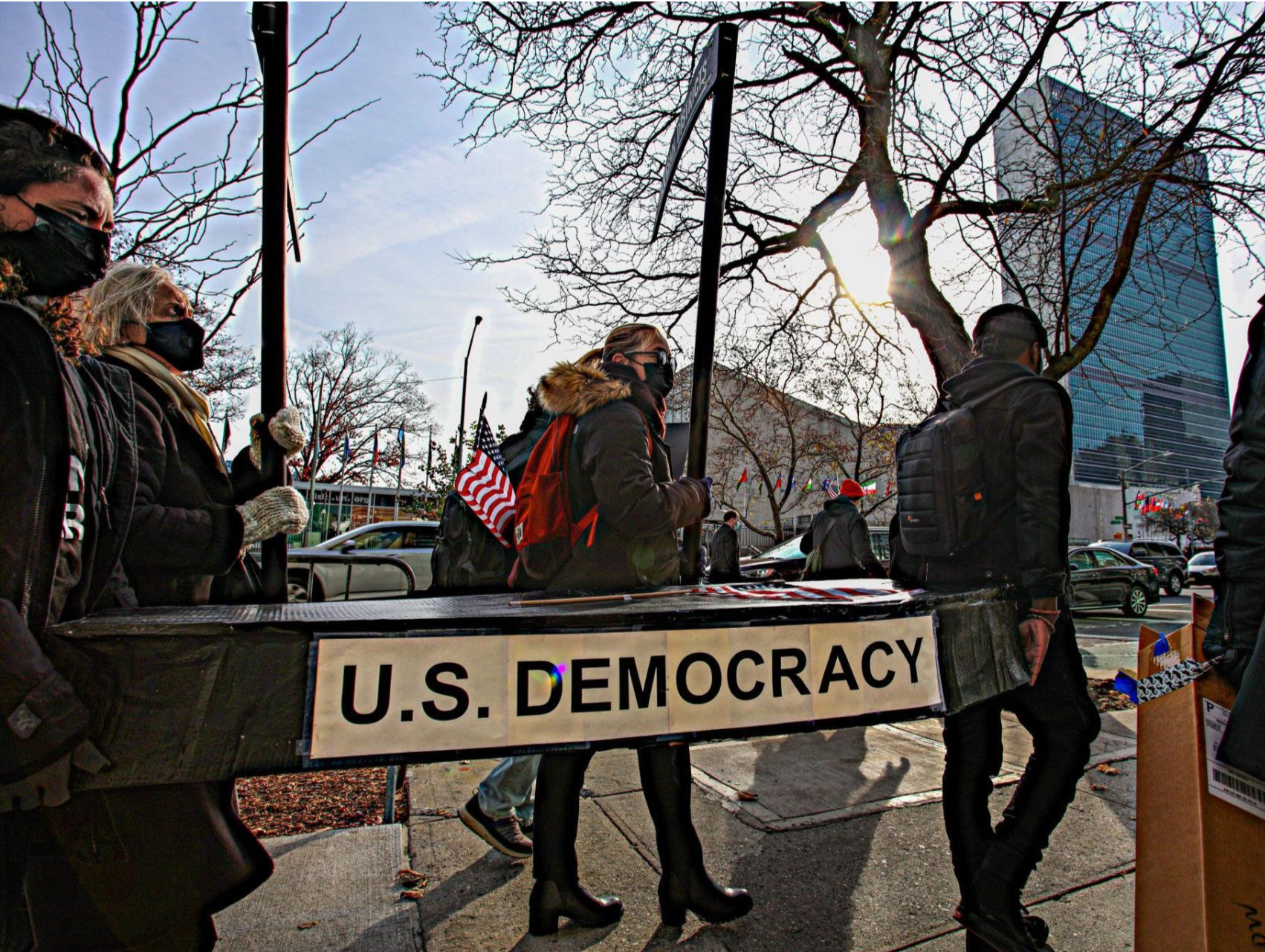纽约民众联合国总部前办“葬礼” 抗议美国民主已死