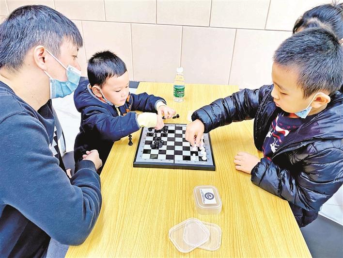 翠湖社区开展亲子学国际象棋活动