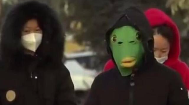 央视新闻里戴绿鱼头套走红的男孩：才上小学五年级，想逗防疫人员开心