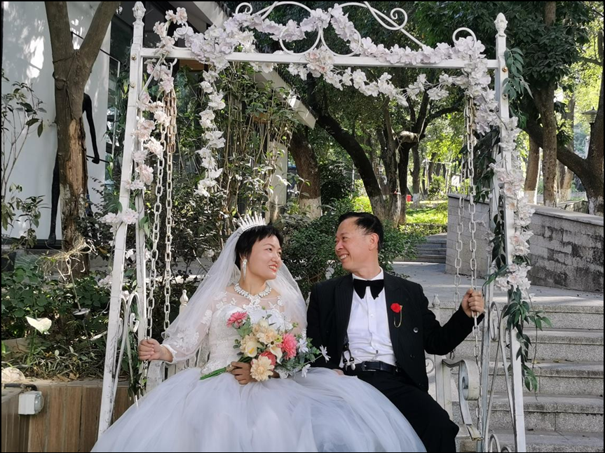 相伴一生，幸福留影 宝龙龙东社区组织60余对老年夫妻拍婚纱照