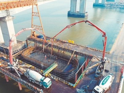 首个主墩承台浇筑完成，西江特大桥进入“出水”施工阶段