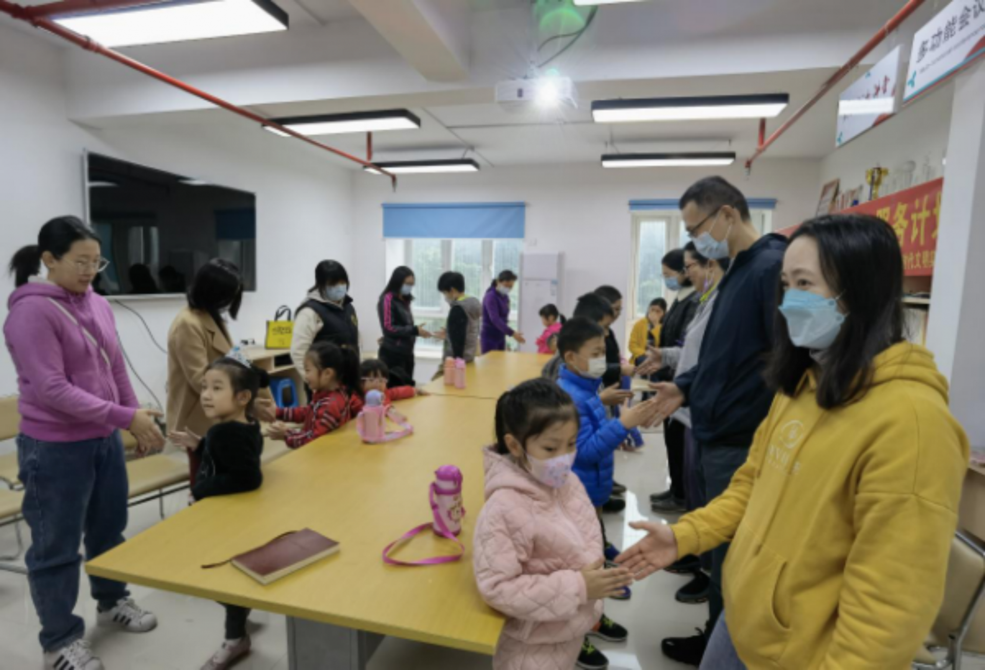 桂园街道大塘龙社区举办亲子园艺体验活动