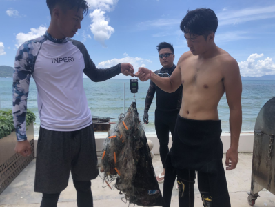 深圳潜水志愿者在海底捡垃圾：海洋垃圾对海域环境的破坏让人心酸