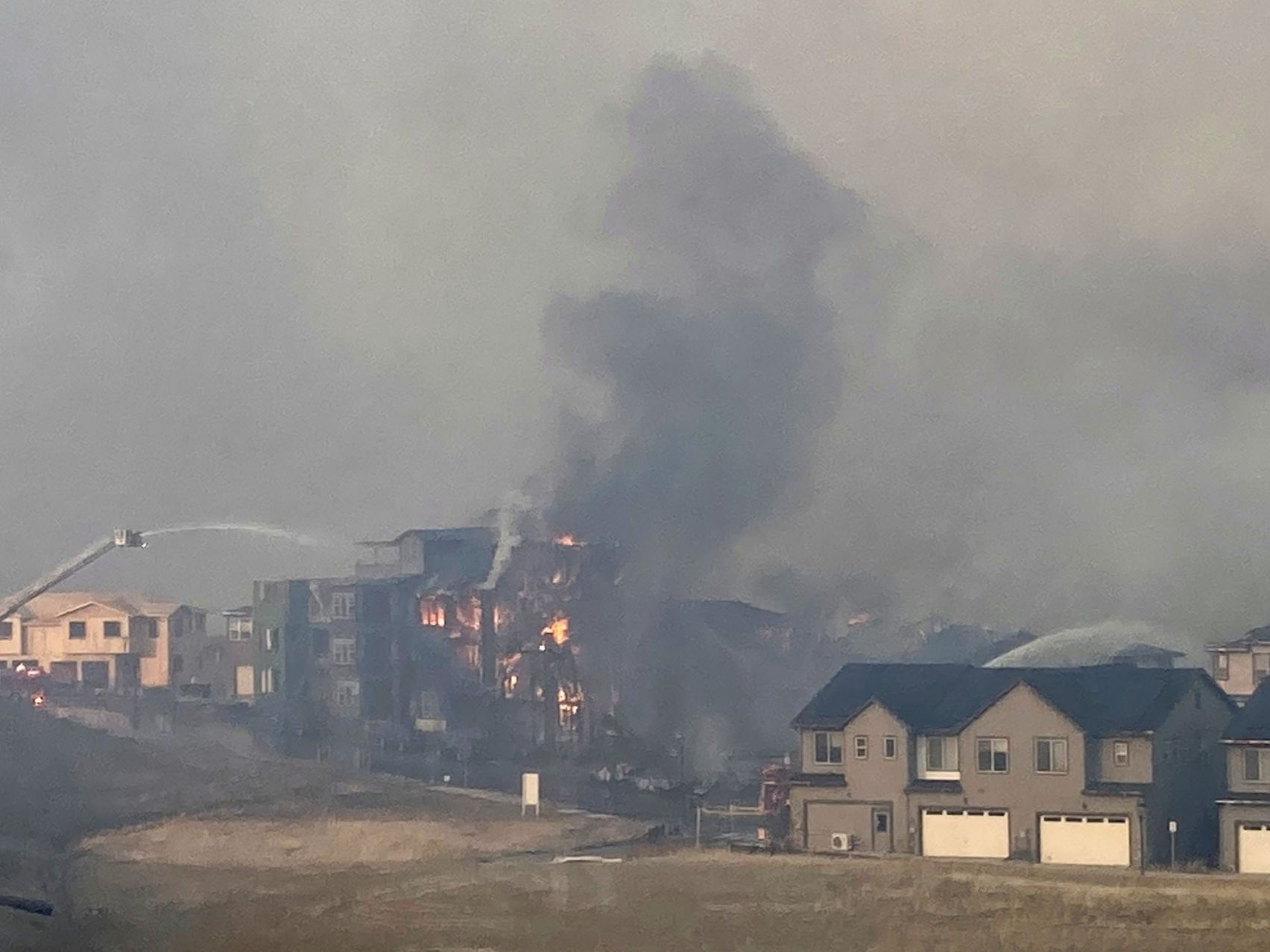 美国科罗拉多州野火迅速蔓延，已致超500所房屋被烧毁
