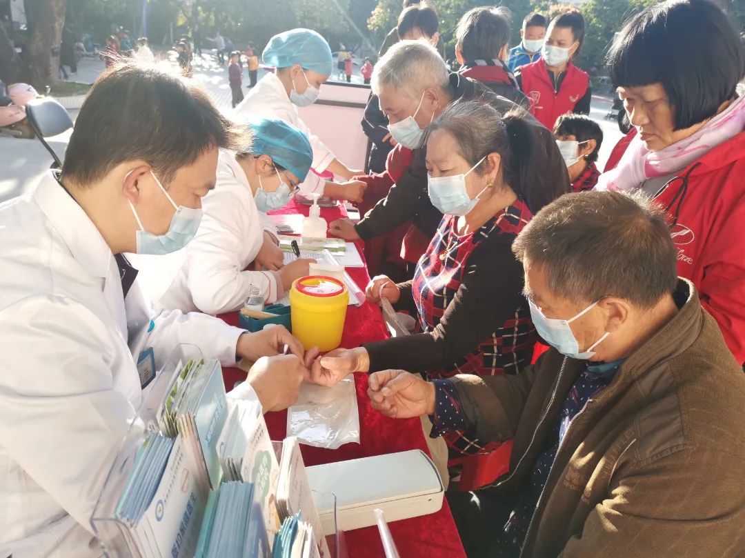 龙田社区开展防治高血压、糖尿病义诊活动