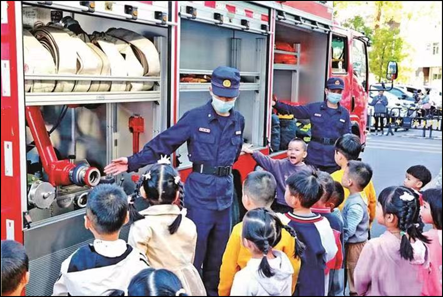交警民警消防员齐为娃娃“上课” 石岩街道中心幼儿园狠抓安全教育 