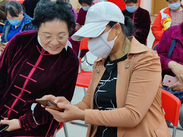 解决“用机难”问题，罗湖区银湖社区教老人玩转智能手机