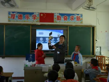 深河共建 圳在帮扶 | 赓续红色精神 助推乡村振兴 驻佗城帮镇扶村工作队走进黄克小学开展主题党日活动