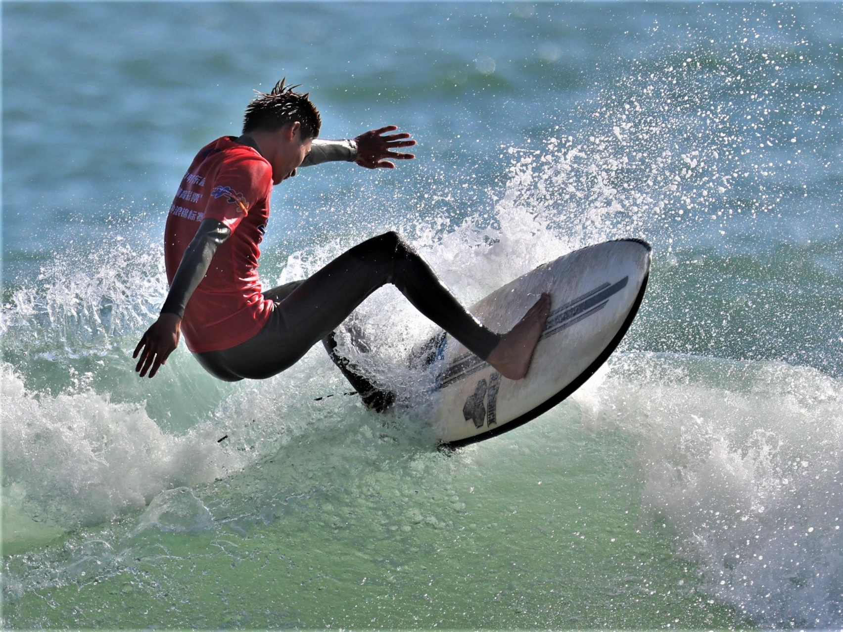 看乘风逐浪的少年！汕头南澳举办冲浪锦标赛为亚青会做准备