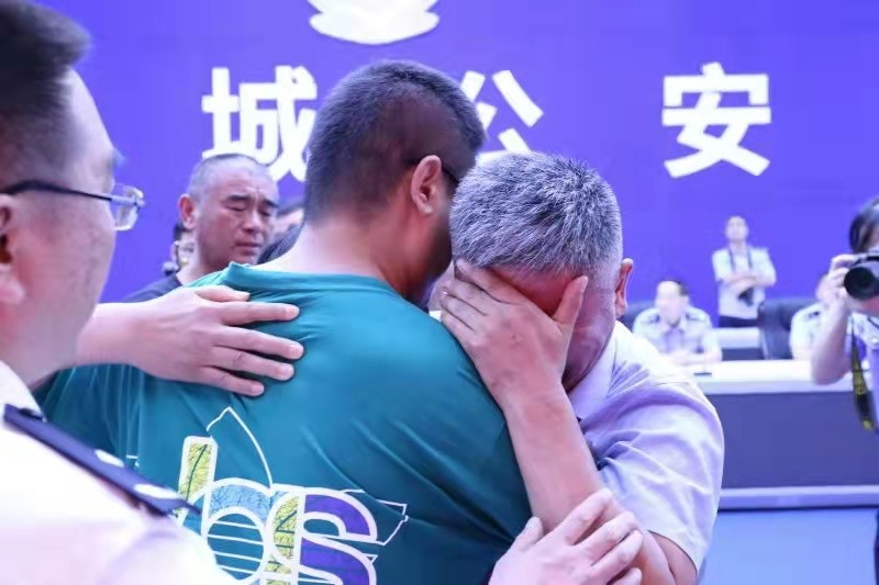 今年7月11日，山东、河南两地公安机关在山东聊城，为郭刚堂、郭新振一家人举行了认亲仪式，离散24年的家庭终获团聚。本文图片均 资料图