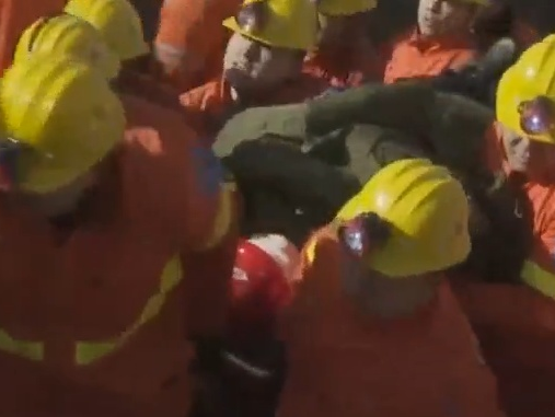 山西孝义煤矿透水事故2名井下被困人员成功升井