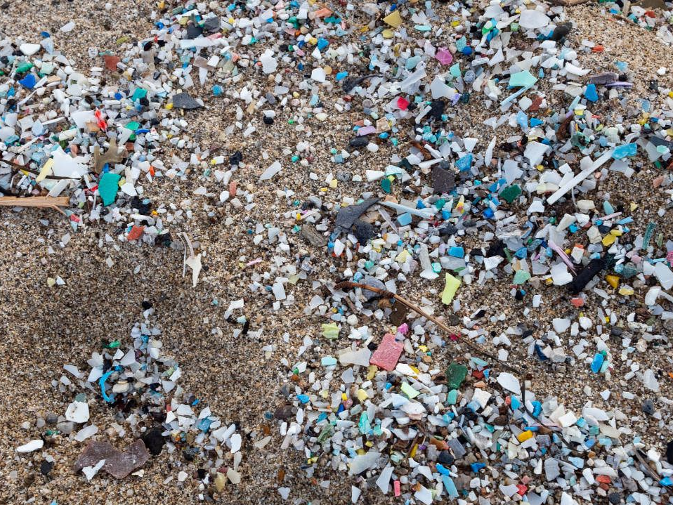 研究报告显示：从高空到海洋，塑料微粒无处不在