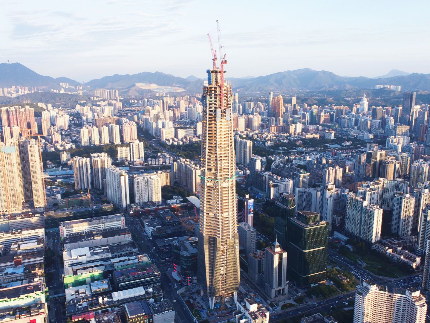“空中造楼机”4天建一层！深圳在建最高楼城脉金融中心主体结构封顶
