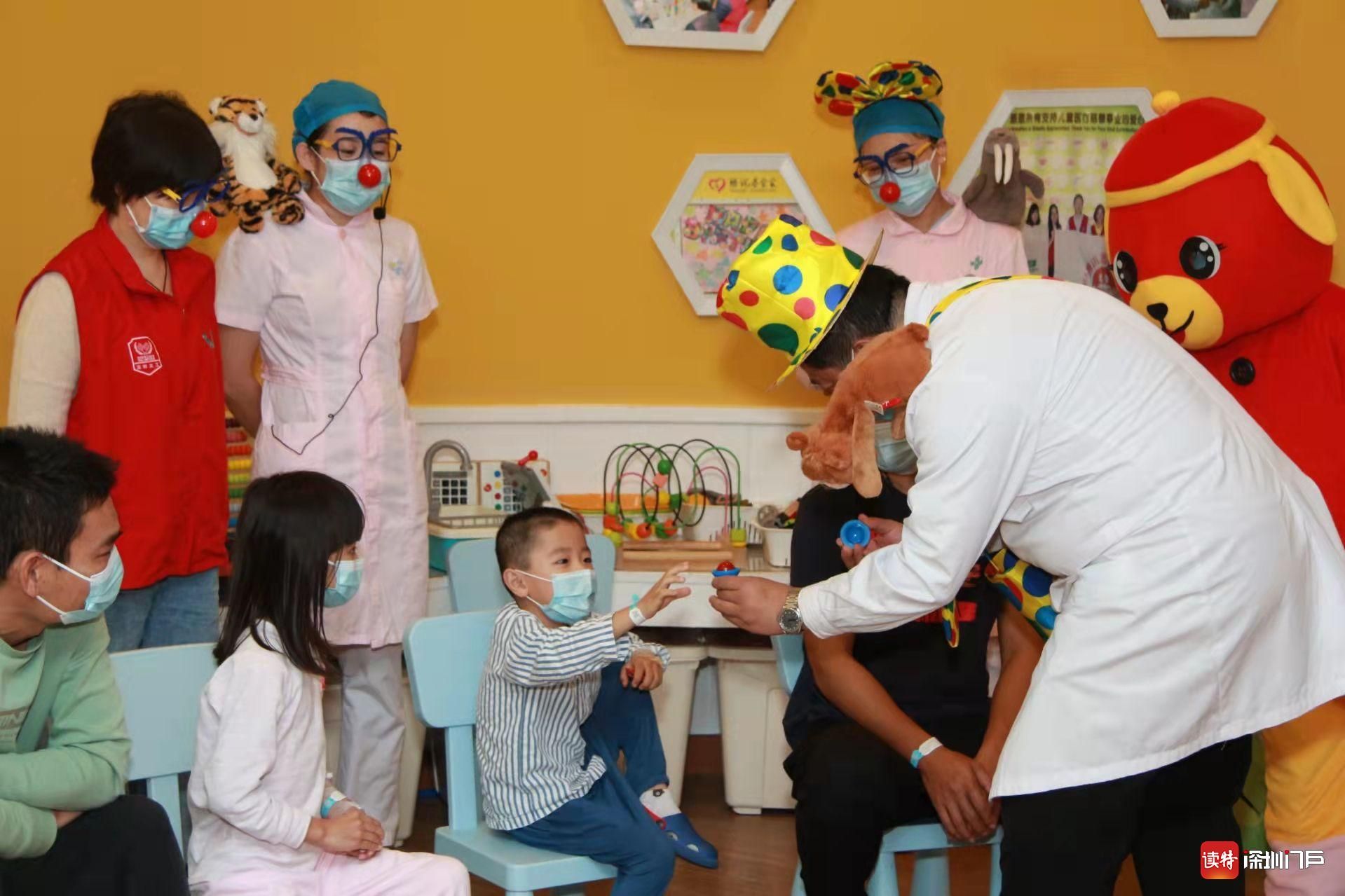 儿童医院医生变身“小丑”查房秀魔术，住院患儿笑颜开