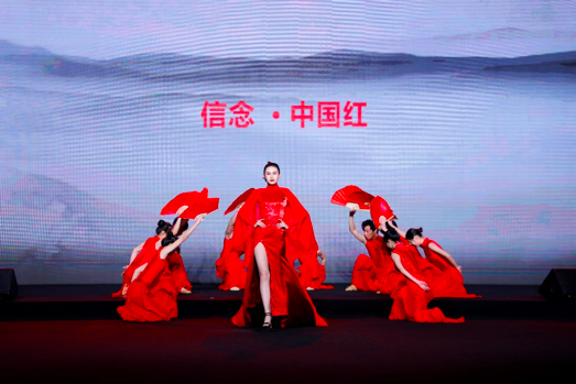 33位大湾区设计师倾情呈现飞扬魅力 “信念·中国红”粤港澳时尚盛典隆重举办