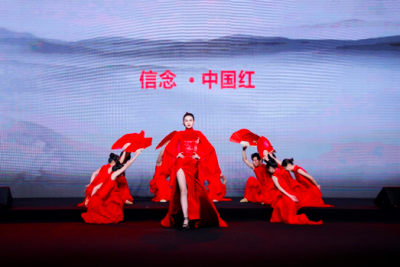 33位大湾区设计师倾情呈现飞扬魅力 “信念·中国红”粤港澳时尚盛典隆重举办