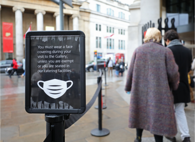 12月12日，英国伦敦，英国国家美术馆门前要求参观者佩戴口罩的提示牌。 图源：新华社
