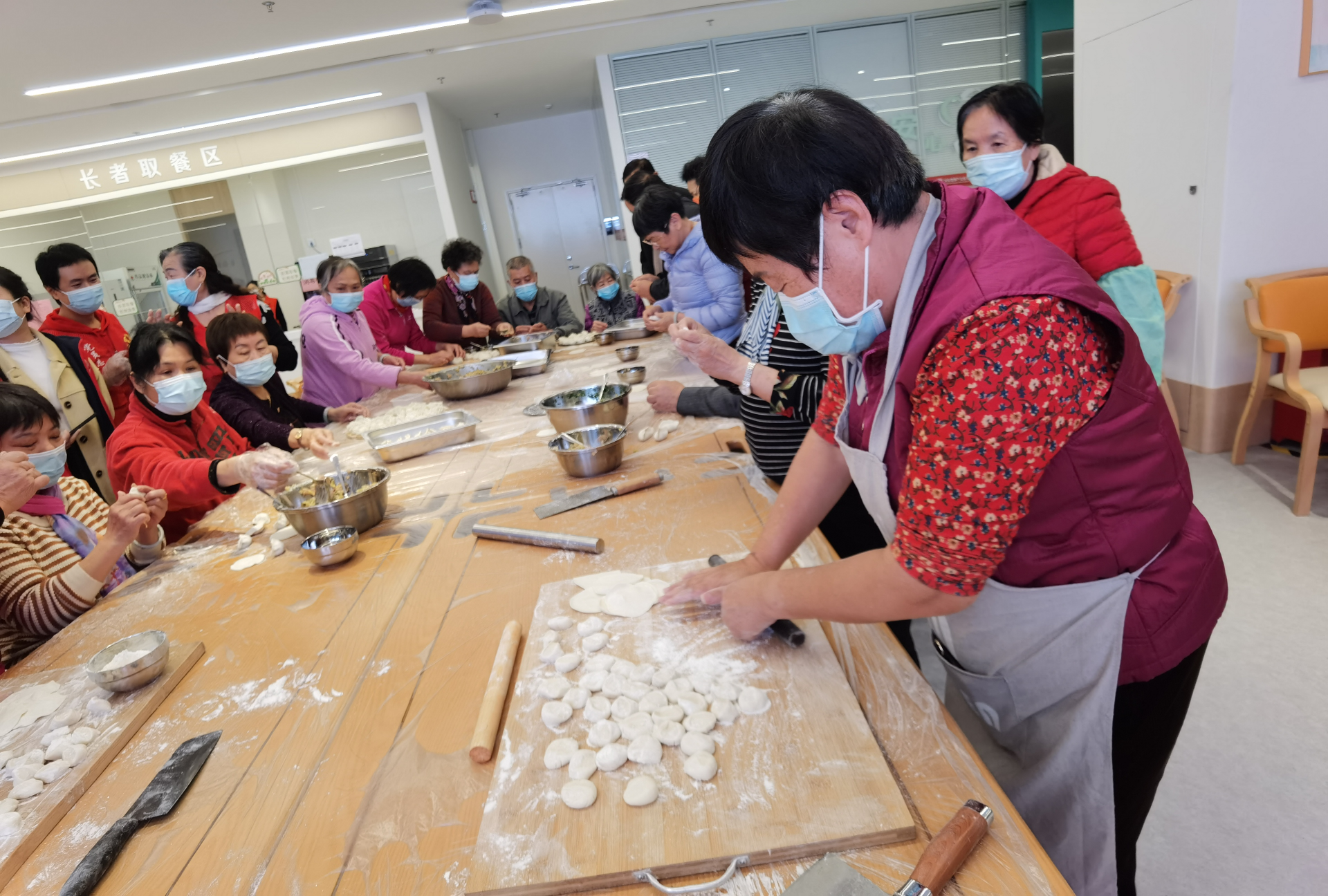 水贝社区举办“冬至包饺子，情暖长者心”活动  
