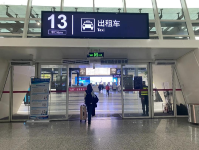 深圳机场启用出租车应急上客通道，破解深夜候车排长队“堵点”！ 