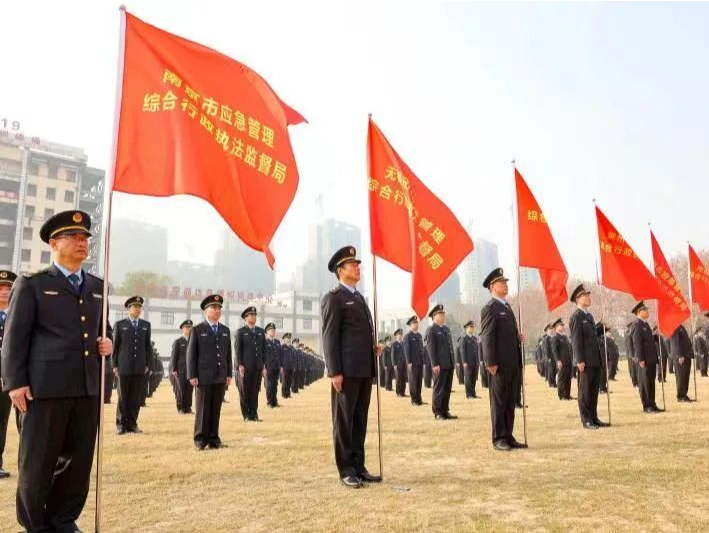 我国应急管理综合行政执法队伍制式服装和执法车辆标识亮相