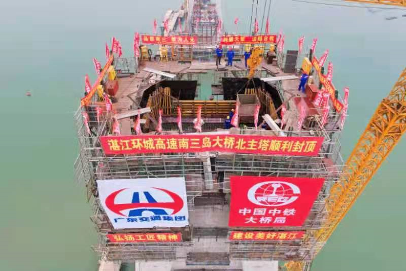 主桥双塔封顶，湛江南三岛大桥百米双子塔屹立海运航道
