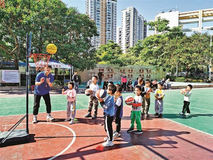 邀请国际篮球教练授课 海裕社区开办少年儿童篮球兴趣班