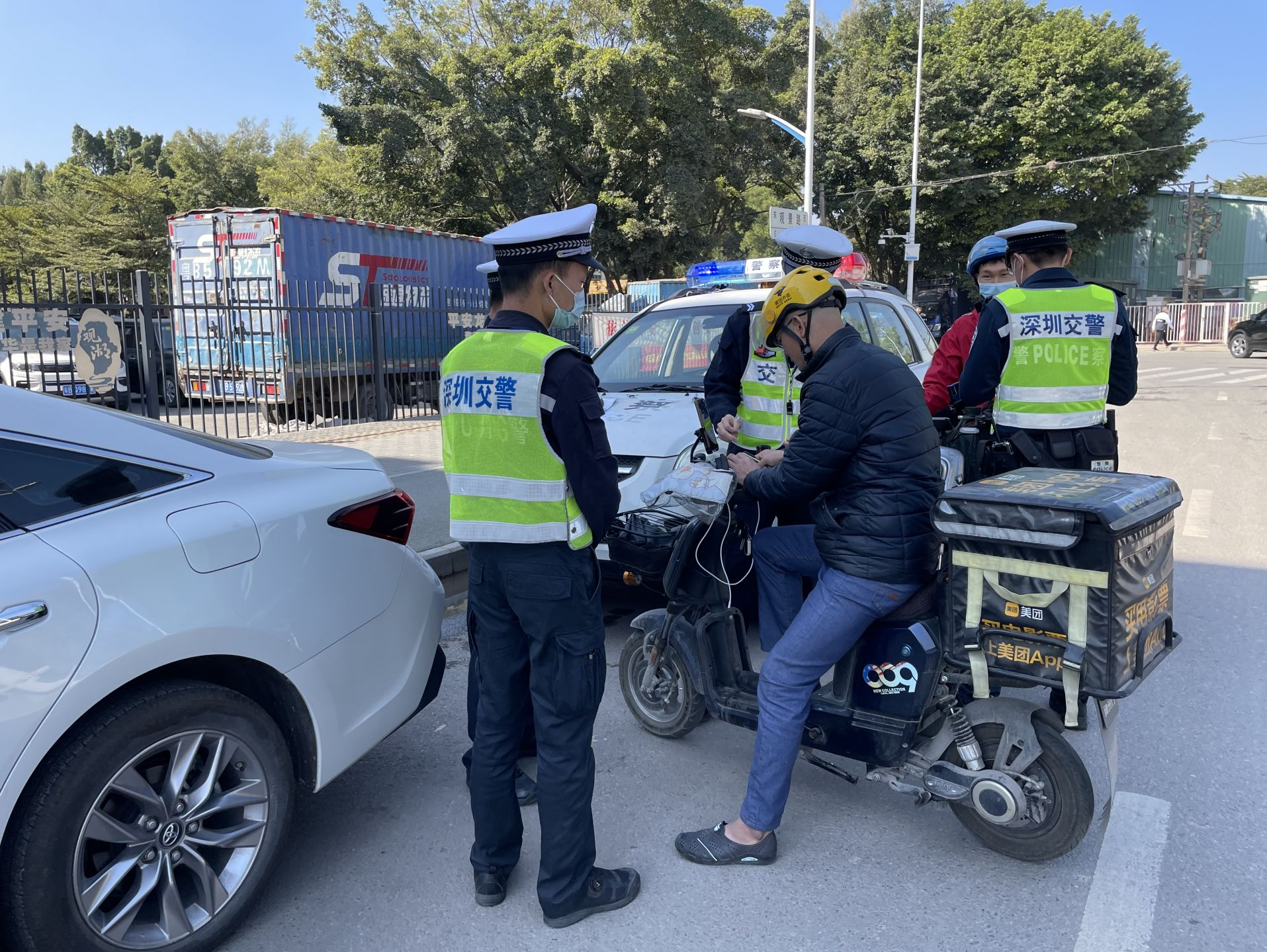 “赶时间”成常见违法挡箭牌，深圳电动自行车专项整治正在进行中
