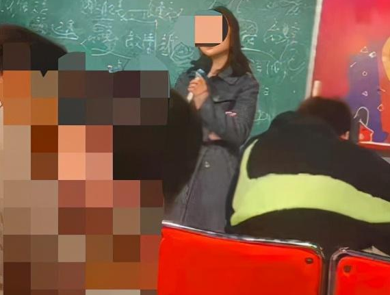 女教师质疑南京大屠杀遇难人数，校方给予其开除处分