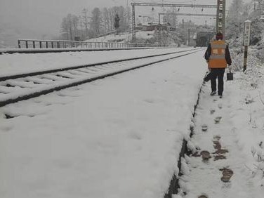 铁路部门以雪为令全力确保铁路运输安全畅通