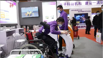 玩转高交会 | 护理界的“大力水手”——移乘机器人
