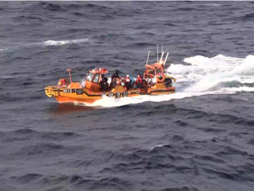 一艘中国渔船在韩国丽水海域触礁进水，22人中13人获救
