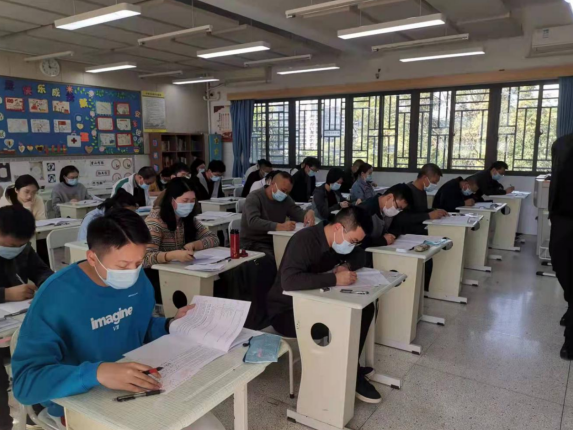 光明区举行最大规模行政执法证考试