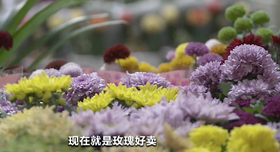 云南部分鲜花价格暴涨超2倍 花商：红色系鲜花每天涨10元