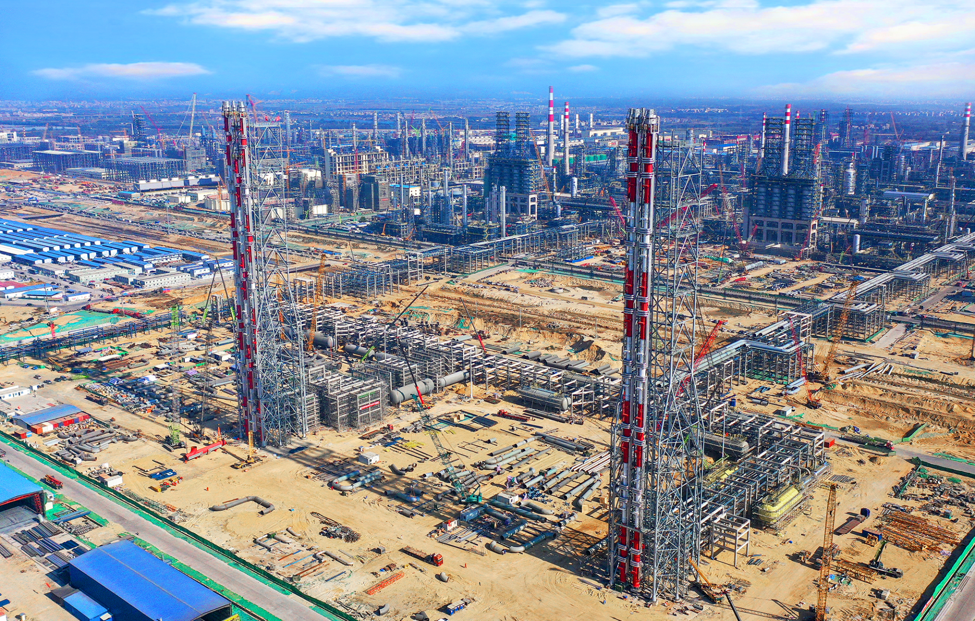 广东石化炼化一体化项目完成国产最高火炬塔主体安装