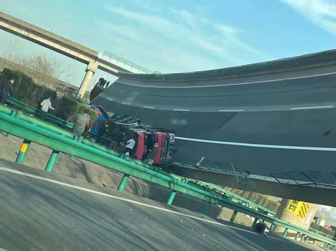 湖北一高速公路桥垮塌 目前已造成4人死亡8人受伤