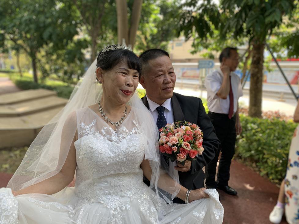 “时光记忆 幸福留影”龙田社区为20对银龄夫妻拍摄婚纱纪念照