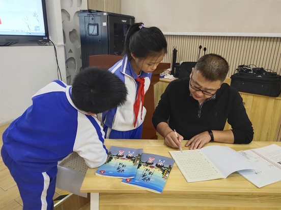 薯田埔社区送书法培训进校园 提升青少年人文素养  
