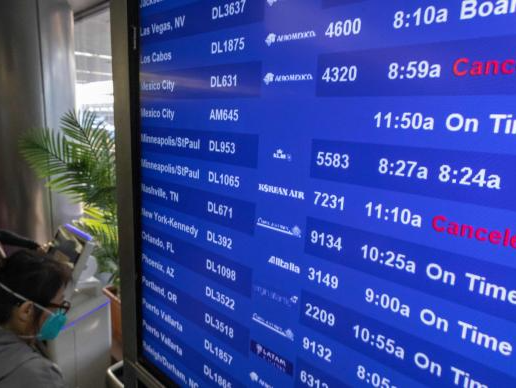 奥密克戎引发病例激增，美国约1700个航班被取消