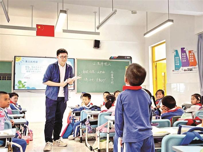 凤凰城实验学校开展“师徒同课异构”教研活动