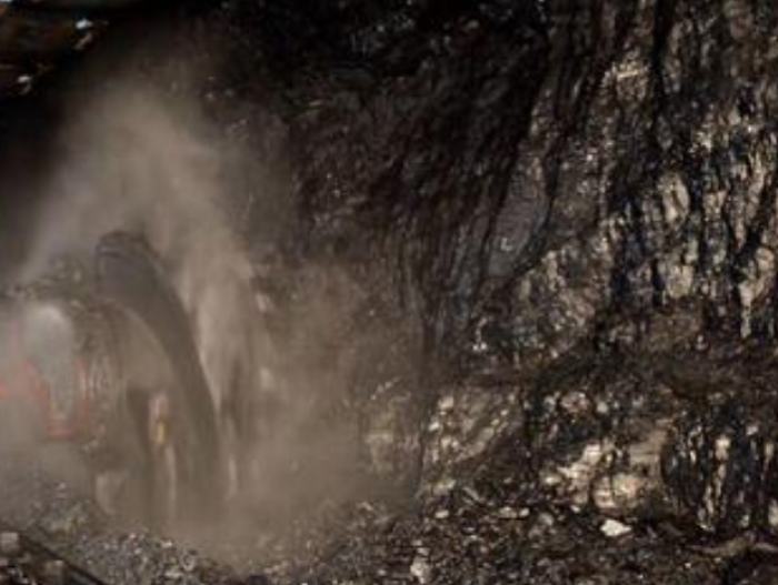山西省孝义市一盗采煤矿发生透水，有人员被困