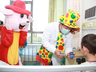 儿童医院医生变身“小丑”查房秀魔术，住院患儿笑颜开