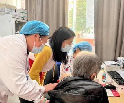 高龄独居老人接种疫苗，社区工作人员暖心陪同